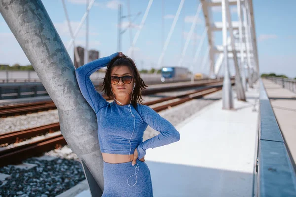 Retrato Uma Menina Bonita Caucasiana Jovem Equipamento Esportivo Azul Ponte — Fotografia de Stock