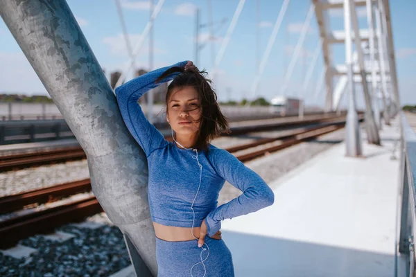 Köprüde Mavi Spor Ekipmanları Içinde Beyaz Güzel Bir Kızın Portresi — Stok fotoğraf