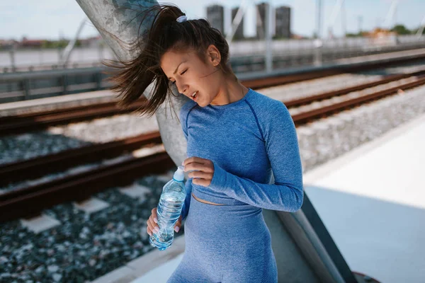 Uma Menina Branca Bonita Nova Equipamento Azul Esporte Com Uma — Fotografia de Stock