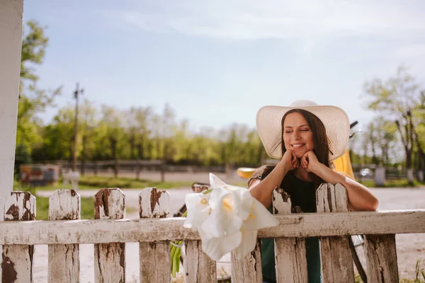 Portrait Une Jeune Femme Caucasienne Avec Chapeau Paille Bouquet Calla — Photo