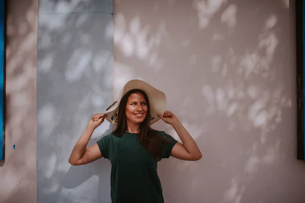 Retrato Uma Bela Mulher Caucasiana Atraente Com Chapéu Palha Lado — Fotografia de Stock