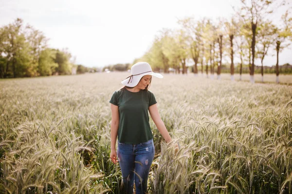 Une Belle Femme Caucasienne Attrayante Avec Chapeau Paille Dans Champ — Photo