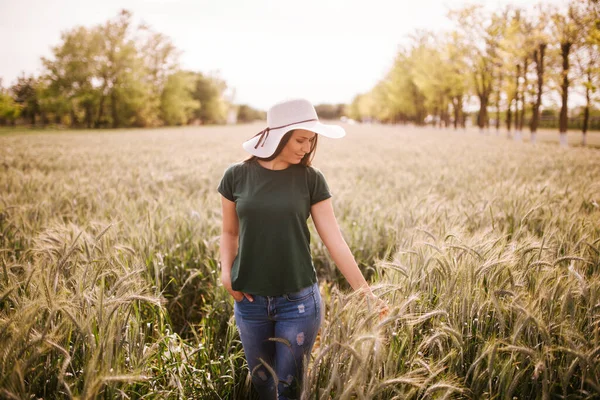 Une Belle Femme Caucasienne Souriante Avec Chapeau Paille Dans Champ — Photo