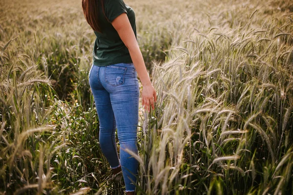 Eine Schöne Attraktive Lächelnde Kaukasische Frau Mit Strohhut Einem Getreidefeld — Stockfoto