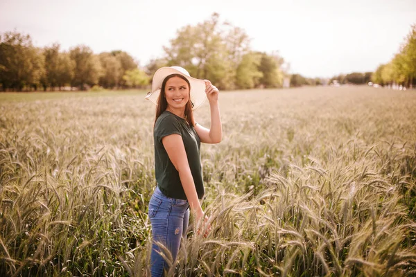 Une Belle Femme Caucasienne Souriante Avec Chapeau Paille Dans Champ — Photo