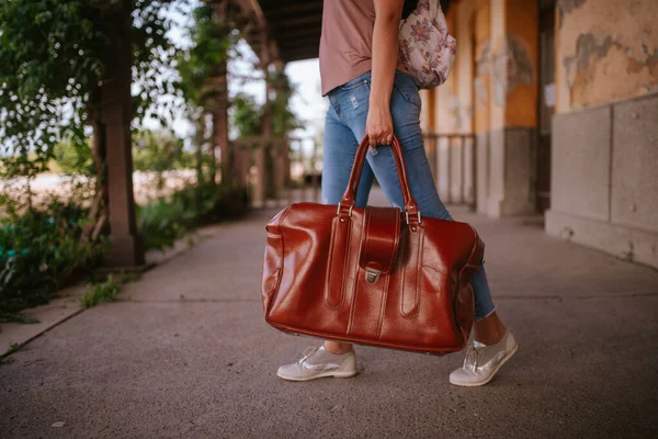 Primo Piano Una Valigia Marrone Nelle Mani Una Giovane Donna — Foto Stock