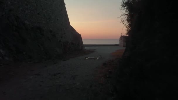 Bonito disparo aéreo en Francia. Los aviones no tripulados salen del túnel oscuro. Amanecer Metraje De Stock Sin Royalties Gratis