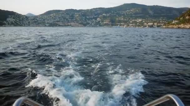 Vista de la estela de nuevo del yate. Nave saliendo del puerto de Niza — Vídeos de Stock