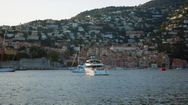 Luxe jachten aan de blauwe zee tussen Nice en Monaco — Stockvideo