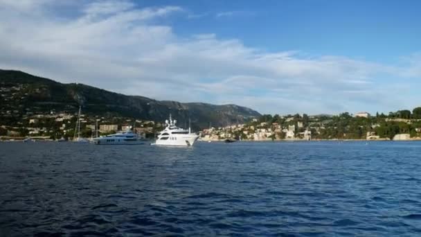 Iates de luxo em mar azul profundo. Saída do porto de Nice em França — Vídeo de Stock