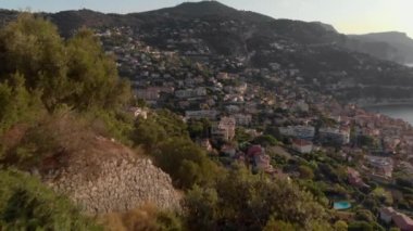Nice France 'da yürüyen bir adam 4K havadan çekim yapıyor. Mont Alban insansız aracı.