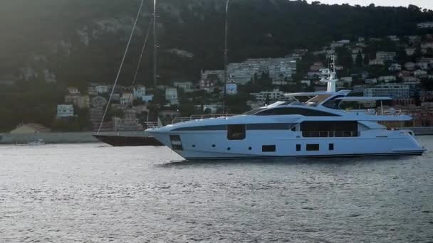 Luxusní jachta na Středozemním moři v Monte Carlo — Stock video