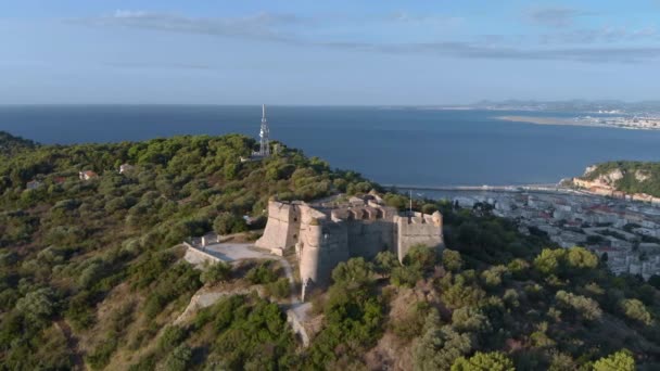 Imágenes del dron del fuerte de Mont Alban con vista al mar. Niza en Francia aérea 4K disparo orbital — Vídeos de Stock