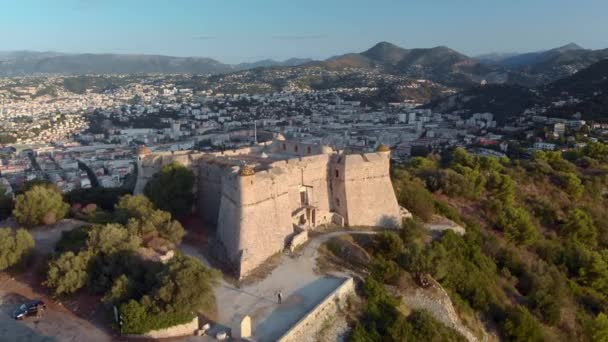 Nice em França ar 4K puxar para trás tiro. Mont Alban fort drone footage with sea — Vídeo de Stock