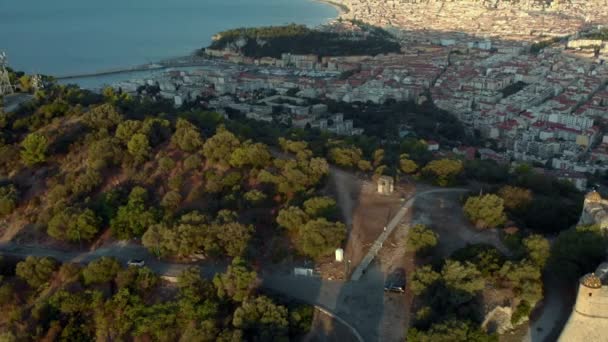 Nice em França aérea 4K puxar para trás revelar tiro. Nascer do sol no Mont Boron em Nizza na Riviera Francesa — Vídeo de Stock