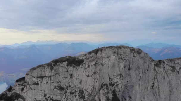Flygfoto av vandrare klättring berg Schafberg i Salzkammergut Österrike — Stockvideo