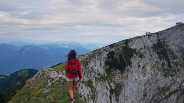 Schafberg, Salzkammergut Avusturya 'da dağın tepesinde yürüyen yürüyüşçü kız. — Stok video