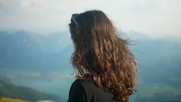 Chica excursionista que mira la vista épica en la montaña Schafberg en Salzkammergut Austria — Vídeo de stock