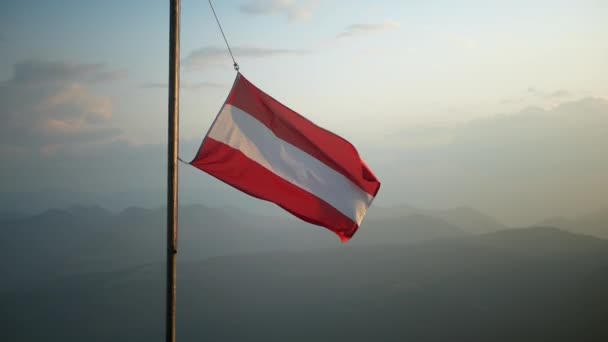 Österrike flagga i vinden i berg solnedgång skott — Stockvideo