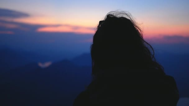 Caminhante mulher no ponto de vista assistindo pôr do sol hora azul — Vídeo de Stock