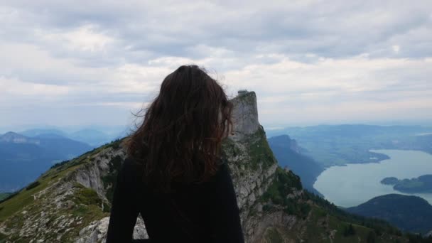 Menina caminhante olhando para a vista épica na montanha Schafberg — Vídeo de Stock