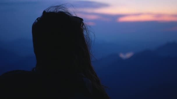 Chica excursionista en el mirador observando la puesta de sol a la hora azul en el pico de la montaña Schafberg — Vídeos de Stock