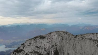 Schafberg 'in dramatik zirvesine tırmanan yürüyüşçü