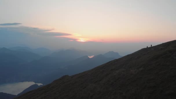 4K antenne solnedgang på Schafberg peak Salzkammergut – Stock-video