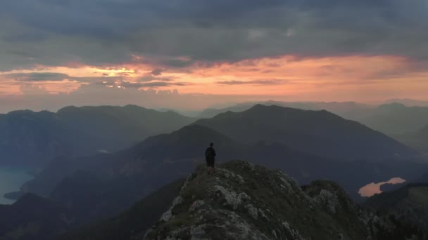 Yürüyüşçü Avusturya 'da gün doğumunda Schafberg dağına tırmanıyor. — Stok video