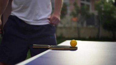 Masa tenisçisi oyuna hazırlanıyor. Heyecanlı pingpong oyuncusu dışarıda.