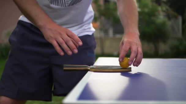 Παίκτης πινγκ-πονγκ ετοιμάζεται για παιχνίδι. Άνθρωπος παίκτης αγγίζει μπάλα και ρακέτα — Αρχείο Βίντεο