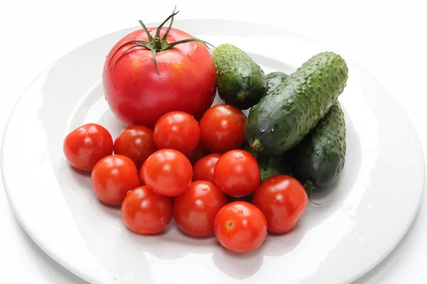 Yeni hasat. Domates ve salatalık.