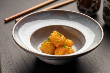 Japon Çin usulü kızarmış tavuk ya da balık tempurası mavi seramik tabak ve çubuk üzerinde