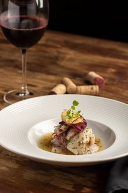 Tahta bir masa üzerinde balık deniz mahsulü ceviche cebiche ve şarap bardağı ve mantar, tipik Peru yemeği..