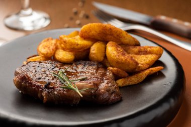 Biftek fileto ve baharatlı pirinç safranlı..