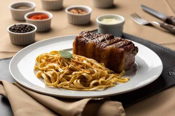 Lombo Bife Com Fetuccini Especiarias Fundo — Fotografia de Stock