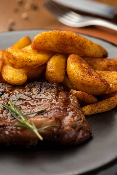 Prato Com Lombo Bife Arroz Com Especiarias Açafrão — Fotografia de Stock