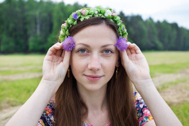 Kız holding iki alan çiçek