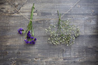 İki asılı çiçek demetleri