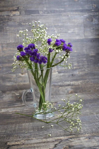 Purple and white flower bouquet in vase — Stock Photo, Image