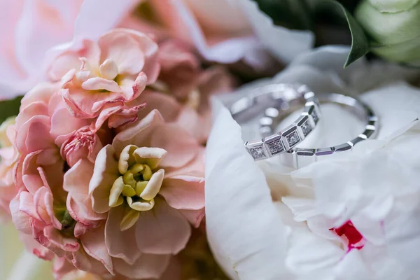 Anillos Boda Oro Blanco Con Flores Naturales —  Fotos de Stock