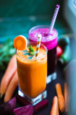 Taze sebze suları, havuç, pancar yaptı. Vejetaryen yiyecekler. Sağlıklı yaşam.