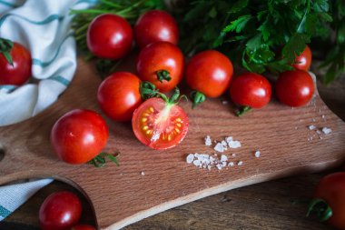 Otlar mutfak tahtası ile taze domates
