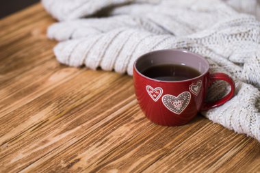 Tahta masada bir fincan çay.