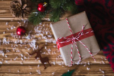 Noel hediye kutusu ahşap zemin çam dalları ile