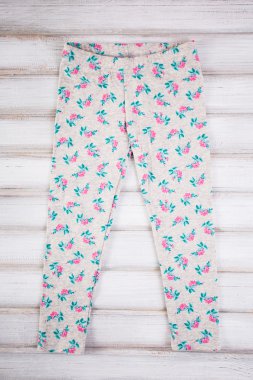 Ahşap arka plan üzerinde şık çocuk beyaz pantolon