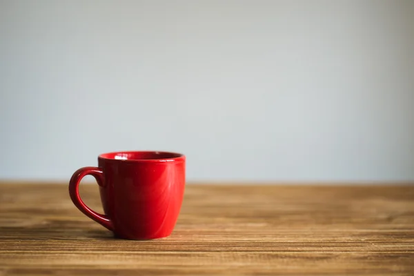 Bir fincan kahve, ahşap masa, üst manzara. — Stok fotoğraf