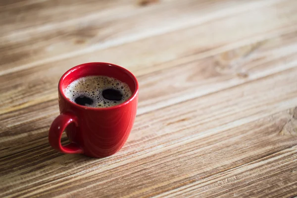 Tazza di caffè su tavolo di legno, vista dall'alto — Foto Stock