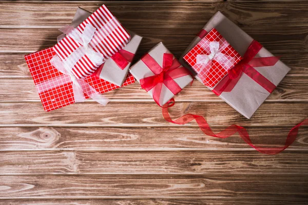 Cajas de regalo de Navidad sobre fondo de madera —  Fotos de Stock