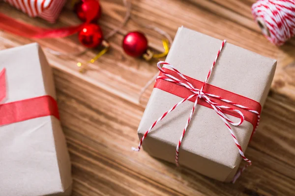 Χριστουγεννιάτικο δώρο κουτί με κλαδιά έλατου σε φόντο ξύλινη — Φωτογραφία Αρχείου